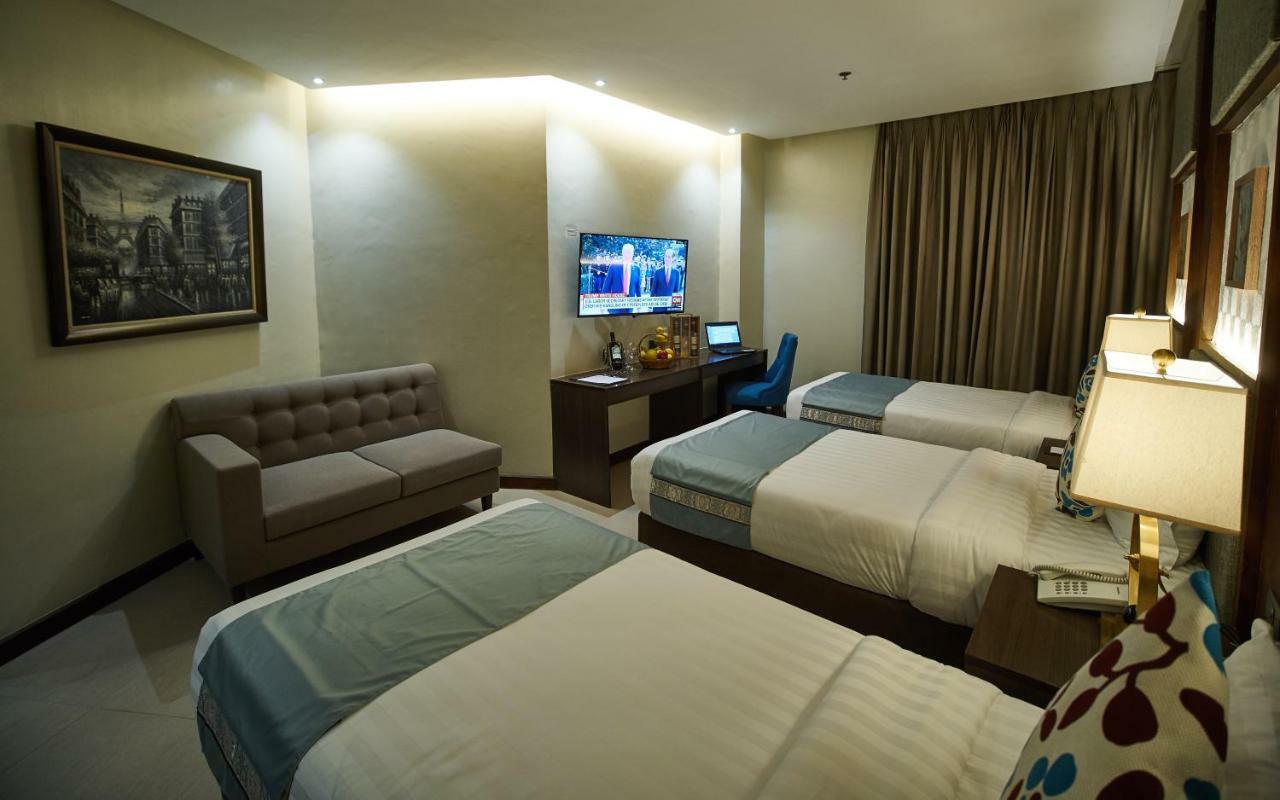 J7 Plaza Hotel Iloilo City Buitenkant foto