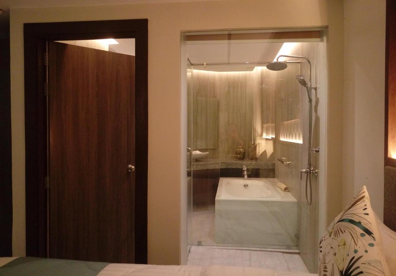 J7 Plaza Hotel Iloilo City Buitenkant foto