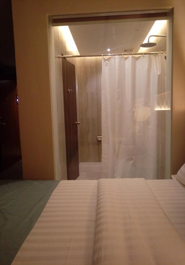 J7 Plaza Hotel Iloilo City Buitenkant foto