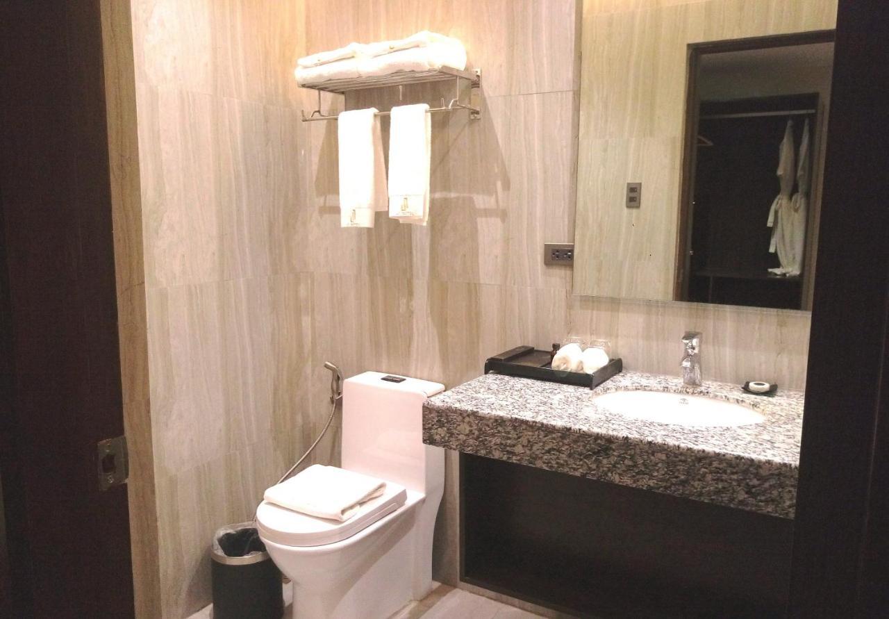 J7 Plaza Hotel Iloilo City Buitenkant foto