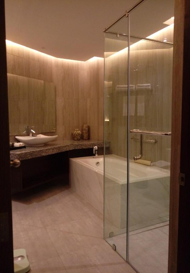 J7 Plaza Hotel Iloilo City Buitenkant foto