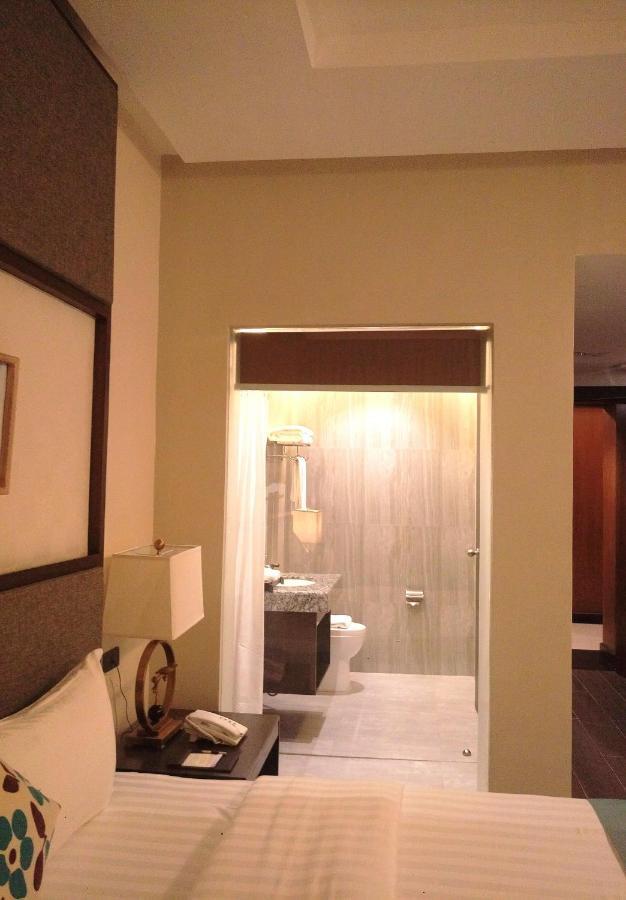 J7 Plaza Hotel Iloilo City Buitenkant foto
